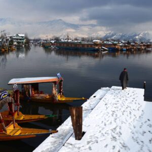 Dal Lake amid snow paths and shikaras PIC BY:kashmirmediawatch.com