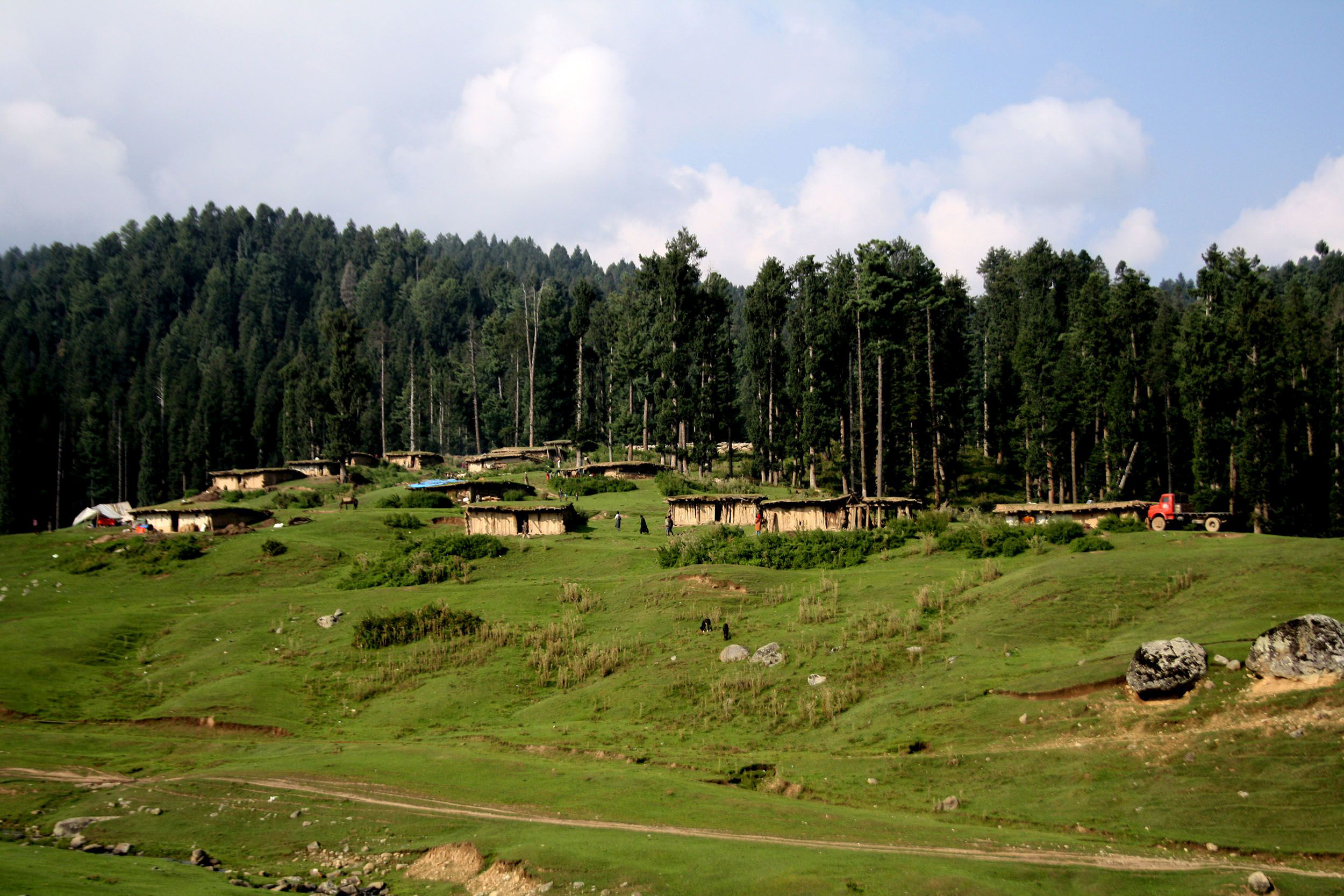 Exquisite mud huts in health resort Yousmarg , Budgam .
Pic By: kashmirmediawatch.com
